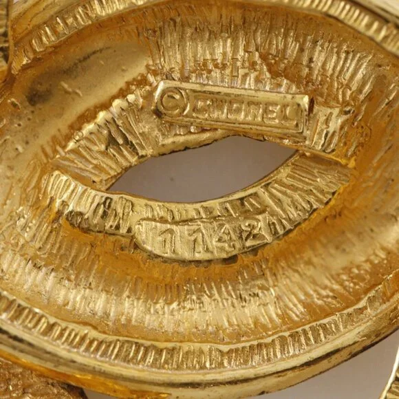 CHANEL Authentic Gold Logo Brooch - Picture 10 of 10